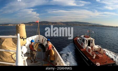 ATHÈNES, Grèce (26 avril 2021) USCGC Charles Molthrope (WPC 1141) arrive à Athènes, Grèce, le 26 avril 2021. Charles Molthrope et USCGC Robert Goldman (WPC 1142) sont en route vers leur nouveau homeport à Bahreïn en soutien à la Cinquième flotte américaine de la Marine et aux forces de patrouille de la Garde côtière américaine en Asie du Sud-Ouest. Dans le domaine de responsabilité de la Sixième flotte de la Marine des États-Unis, les équipages soueront des engagements avec les pays partenaires en renforçant les relations et en démontrant notre engagement continu à l’égard de la sécurité et de la stabilité maritimes mondiales. Banque D'Images