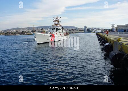 ATHÈNES, Grèce (26 avril 2021)USCGC Robert Goldman (WPC 1142) arrive à Athènes, Grèce le 26 avril 2021.USCCharles Molthrope (WPC 1141) et Robert Goldman sont en route vers leur nouveau homeport à Bahreïn en soutien à la Cinquième flotte américaine et aux forces de patrouille de la Garde côtière américaine en Asie du Sud-Ouest. Dans le domaine de responsabilité de la Sixième flotte de la Marine des États-Unis, les équipages soueront des engagements avec les pays partenaires en renforçant les relations et en démontrant notre engagement continu à l’égard de la sécurité et de la stabilité maritimes mondiales. Banque D'Images