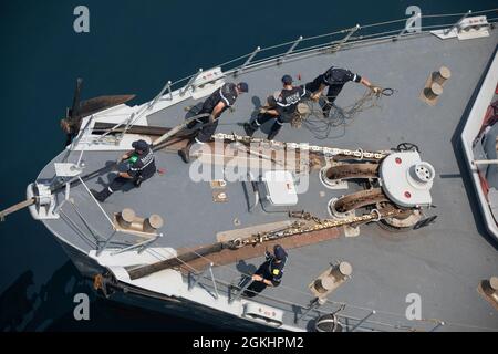 210426-A-UN662-1281 GOLFE PERSIQUE (le 26 avril 2021) – marins affectés au chasseur de mines de la Marine nationale française FS Cephee (M 652) ligne de mouillage de la houle pendant une évolution de mer et d'ancre avec le quai auxiliaire de la flotte royale RFA Cardigan Bay (L 3009), non photographié, pendant Artemis Trident 21 dans le golfe Persique Avril 26. Artemis Trident 21 est un exercice multilatéral de contre-mesures de mines entre le Royaume-Uni, l'Australie, la France et les États-Unis, conçu pour améliorer l'interopérabilité mutuelle et les capacités dans les opérations de chasse et de déminage, de sécurité maritime et de plongée, permettant aux forces navales participantes de participer Banque D'Images