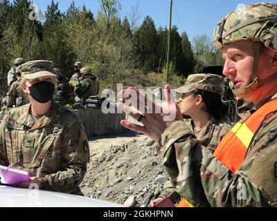 Commandant de la 48e Brigade chimique, Col W.M. Bochat, reçoit une réunion d'information de son cadre, le Maj Matthew R. Reinstein, avril 27, au cours d'une exploitation de site sensible à Crestwood, le complexe de formation souterraine du Kentucky à l'appui d'un exercice de préparation au déploiement d'urgence. L'EDRE comportait un plan d'entraînement de cinq jours, axé sur les armes combinées, la lutte contre les armes de destruction massive et les opérations de défense CBRN. Banque D'Images