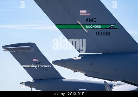 Deux IIIs C-17 Globemaster de la base conjointe Lewis-McChord, Washington, à droite, et Travis AFB, Californie, Sont garés sur la ligne de vol à Mountain Home AFB, Idaho, le 26 avril 2021. Les deux C-17 ont participé à l'exercice Rainier War, en testant leur capacité à employer des capacités de combat aérien en période d'agression étrangère potentiellement imminente. Banque D'Images