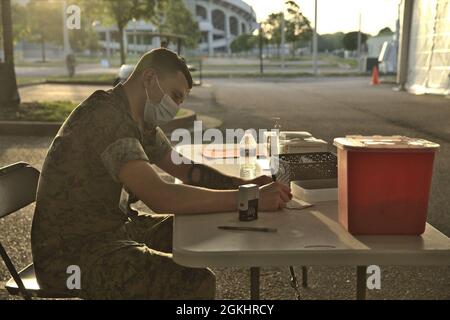 Le Matelot de marine des États-Unis Connor Detwiler, affecté à la 2d Marine Division, Camp Lejeune, en Caroline du Nord, prépare son poste de travail au Community Vaccination Centre, au Pipkin Building, au Liberty Bowl Memorial Stadium, à Memphis, Tennessee, le 26 avril 2021. Le Commandement du Nord des États-Unis, par l'intermédiaire de l'Armée du Nord des États-Unis, demeure déterminé à fournir un soutien continu et souple du ministère de la Défense à l'Agence fédérale de gestion des urgences dans le cadre de la réponse pangouvernementale à la COVID-19. Banque D'Images