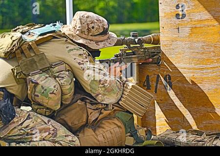 Les Marine Raiders s'entraînent avec la M40A6 tout en assistant au cours avancé de Sniper de MARSOF au Camp Lejeune, N.C., 27 avril 2021. Le MASC est conçu pour former les opérateurs de compétences critiques ou le personnel MOS équivalent à la SOF à un tir de fusil de précision afin de soutenir les opérations de la SOF. La formation est conçue pour fournir des instructions sur les techniques de tir de base et avancées, les compétences de reconnaissance spéciales, les techniques de contre-tireur, les opérations aériennes et l'engagement de proximité rapprochée. Banque D'Images