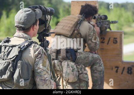 Les Marine Raiders s'entraînent avec la M40A6 tout en assistant au cours avancé de Sniper de MARSOF au Camp Lejeune, N.C., 27 avril 2021. Le MASC est conçu pour former les opérateurs de compétences critiques ou le personnel MOS équivalent à la SOF à un tir de fusil de précision afin de soutenir les opérations de la SOF. La formation est conçue pour fournir des instructions sur les techniques de tir de base et avancées, les compétences de reconnaissance spéciales, les techniques de contre-tireur, les opérations aériennes et l'engagement de proximité rapprochée. Banque D'Images