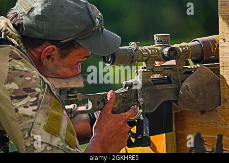 Les Marine Raiders s'entraînent avec la M40A6 tout en assistant au cours avancé de Sniper de MARSOF au Camp Lejeune, N.C., 27 avril 2021. Le MASC est conçu pour former les opérateurs de compétences critiques ou le personnel MOS équivalent à la SOF à un tir de fusil de précision afin de soutenir les opérations de la SOF. La formation est conçue pour fournir des instructions sur les techniques de tir de base et avancées, les compétences de reconnaissance spéciales, les techniques de contre-tireur, les opérations aériennes et l'engagement de proximité rapprochée. Banque D'Images