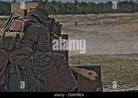 Les Marine Raiders s'entraînent avec la M40A6 tout en assistant au cours avancé de Sniper de MARSOF au Camp Lejeune, N.C., 27 avril 2021. Le MASC est conçu pour former les opérateurs de compétences critiques ou le personnel MOS équivalent à la SOF à un tir de fusil de précision afin de soutenir les opérations de la SOF. La formation est conçue pour fournir des instructions sur les techniques de tir de base et avancées, les compétences de reconnaissance spéciales, les techniques de contre-tireur, les opérations aériennes et l'engagement de proximité rapprochée. Banque D'Images