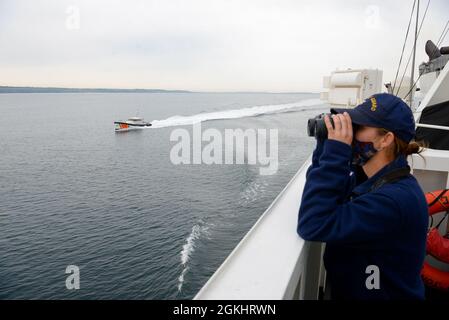 210427-G-ID129-1037 MER MÉDITERRANÉE (27 avril 2021) le Matelot de 1re classe Cheyenne Solis Headlam regarde depuis l'aile du pont de l'USCGC Hamilton (WMSL 753) tandis que la garde côtière turque escorte Hamilton en mer Méditerranée, le 27 avril 2021. Le Cutter de la Garde côtière américaine Hamilton est en cours de déploiement de routine dans la zone d'opérations de la Sixième flotte des États-Unis pour soutenir les intérêts nationaux et la sécurité des États-Unis en Europe et en Afrique. Banque D'Images