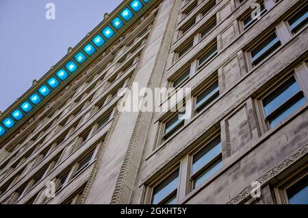 Le bâtiment Van Antwerp est photographié au crépuscule, le 10 septembre 2021, à Mobile, Alabama. Le bâtiment Van Anvers a été construit en 1907. Banque D'Images