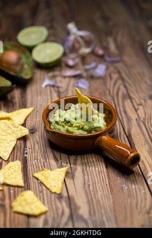 trempette d'avocat aromatisée à l'ail, au piment, au poivre et au jus de lime avec nachos de maïs Banque D'Images
