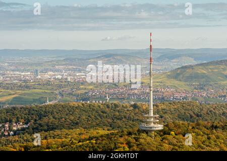 Prise de vue aérienne d'une tour de radio sur la montagne Farrenkopf à Stuttgart, Degerloch, Allemagne Banque D'Images