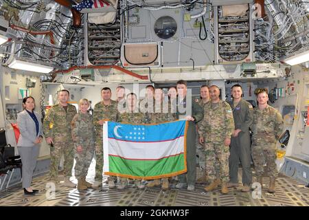 Adjutant général adjoint et commandant, Garde nationale aérienne du Mississippi, Brig. Le général Billy M. Nabors et le commandant de la base de l’escadre du 172d Airlift, le colonel Tommy F. Tillman Jr. Posent pour une photo à la fin de la visite de la base en Ouzbékistan le 27 avril 2021, Jackson, Mils s’inscrivent dans le cadre du programme de partenariat d’État qui favorise les relations de l’État avec les pays de la région. Banque D'Images