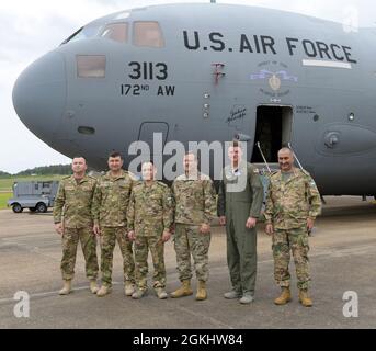 Adjutant général adjoint et commandant, Garde nationale aérienne du Mississippi, Brig. Le général Billy M. Nabors et le commandant de la base de l’escadre du 172d Airlift, le colonel Tommy F. Tillman Jr. Posent pour une photo à la fin de la visite de la base en Ouzbékistan le 27 avril 2021, Jackson, Mils s’inscrivent dans le cadre du programme de partenariat d’État qui favorise les relations de l’État avec les pays de la région. Banque D'Images