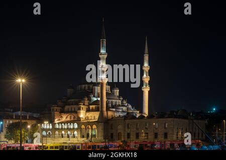 Image de nuit et de longue exposition de la nouvelle mosquée musulmane Eminonu dans la Corne d'Or d'Istanbul avec le métro passant en dessous et la photo prise fr Banque D'Images