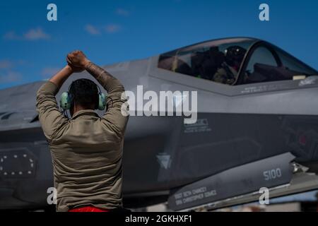 Mark Zuniga, un chef d'équipage dévoué affecté au 34e Escadron de génération de chasseurs, se prépare à lancer un pilote du 34e Escadron de chasseurs avant le vol, à Mt. Home Air Force base (Idaho), le 27 avril 2021, lors d'un exercice Agile combat Employment. Un exercice ACE est une petite empreinte de la capacité du FGS à tourner des jets dans un scénario de combat. Banque D'Images