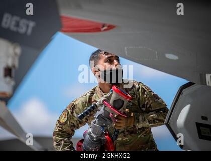 Airman Ashutosh Jinwal, un compagnon d'avionique intégré affecté au 34e Escadron de génération de chasseurs, se prépare à fixer un tuyau de ravitaillement au F-35A Lightning ll, lors d'un exercice d'emploi au combat Agile, au Mt. Base aérienne de Home, 27 avril 2021. Le F-35A Lightning ll est un avion de chasse furtif de cinquième génération, multirôle. Banque D'Images