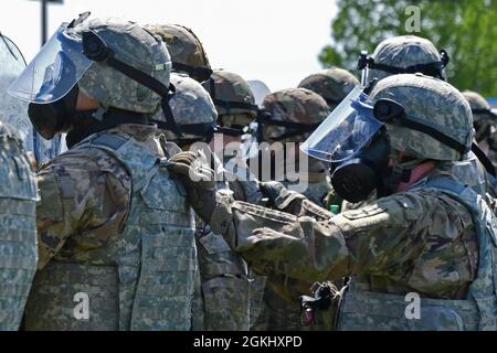 Les gardes nationaux de l'armée et de l'air des États-Unis participent à un événement de formation de l'unité de troubles civils avec la police du Capitole sur le terrain de formation de la police du parc à Washington, D.C., le 27 avril 2021. Depuis janvier, des unités de la Garde nationale de l'Armée de terre et de l'Air de tout le pays ont fourni un soutien continu en matière de sécurité, de communication, de santé, d'évacuation, de logistique et de sécurité aux autorités civiles de la capitale. Banque D'Images