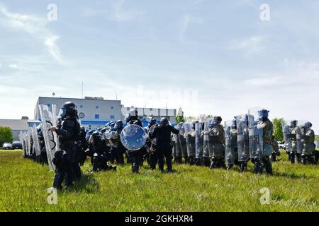 Les gardes nationaux de l'armée et de l'air des États-Unis participent à un événement de formation de l'unité de troubles civils avec la police du Capitole sur le terrain de formation de la police du parc à Washington, D.C., le 27 avril 2021. Depuis janvier, des unités de la Garde nationale de l'Armée de terre et de l'Air de tout le pays ont fourni un soutien continu en matière de sécurité, de communication, de santé, d'évacuation, de logistique et de sécurité aux autorités civiles de la capitale. Banque D'Images