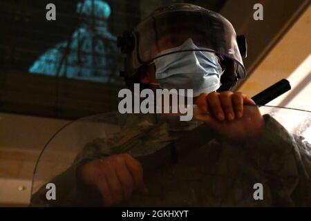 PFC aux États-Unis. Katheryne Rubio, 272e Compagnie chimique, Garde nationale de l'Armée du Massachusetts, pose une photo dans le bâtiment du Capitole à Washington, D.C., le 27 avril 2021. Depuis janvier, des unités de la Garde nationale de l'Armée de terre et de l'Air de tout le pays ont fourni un soutien continu en matière de sécurité, de communication, de santé, d'évacuation, de logistique et de sécurité aux autorités civiles de la capitale. Banque D'Images