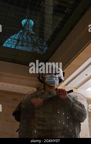 PFC aux États-Unis. Katheryne Rubio, 272e Compagnie chimique, Garde nationale de l'Armée du Massachusetts, pose une photo dans le bâtiment du Capitole à Washington, D.C., le 27 avril 2021. Depuis janvier, des unités de la Garde nationale de l'Armée de terre et de l'Air de tout le pays ont fourni un soutien continu en matière de sécurité, de communication, de santé, d'évacuation, de logistique et de sécurité aux autorités civiles de la capitale. Banque D'Images