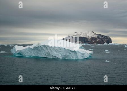 Paysage de l'île Paulet, vue de la mer avec icebergs, Antartica Banque D'Images