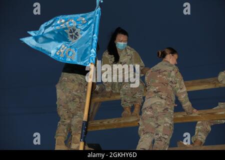 Les soldats participent à la compétition de coupe des commandants du 303e Bataillon des renseignements militaires, fort Hood (Texas), le 27 avril 2021. La Commanders Cup est une compétition annuelle au cours de laquelle le gagnant reçoit un longhorn et un streamer pour la société gagnante. Banque D'Images