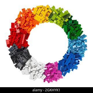 vue de dessus de la pile de nombreuses briques en plastique empilables colorées de couleur arc-en-ciel en forme de cercle avec espace de copie isolé sur fond blanc Banque D'Images