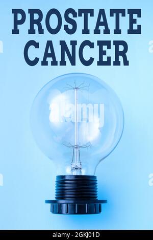 Texte montrant l'inspiration cancer de la prostate. Mot pour le cancer se développe dans la glande de l'appareil reproducteur mâle lampe avec alimentation sur fond simple Banque D'Images