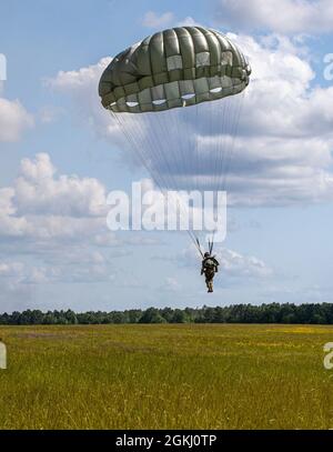 Un soldat du 2e Bataillon, 20e Groupe des forces spéciales, 66e Commandement de la troupe, Garde nationale de l'Armée du Mississippi, dérive au sol après avoir sauté de l'AC-130 Hercules au Camp Shelby, pendant l'exercice Southern Strike 2021 au Camp Shelby joint Forces Training Centre, le 25 avril 2021. Plus de 2,000 membres de service participent à l'exercice d'entraînement annuel organisé par la Garde nationale du Mississippi, conçu pour améliorer la préparation au combat dans toutes les branches de l'armée américaine. Banque D'Images