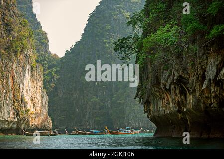 Des bateaux à longue queue amarrés dans une baie de la mer d'Andaman avec des eaux turquoise Banque D'Images