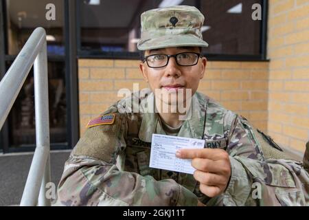 Ivan Zhang, spécialiste de l'armée américaine, analyste d'intel affecté au siège social et à la compagnie de quartier général, 2e Bataillon, 30e infanterie Regiment, 3e Brigade combat Team, 10e Mountain Division, Présente sa carte de vaccination COVID-19 après avoir reçu les premiers vaccins Moderna au Centre de formation sur la préparation conjointe et au bâtiment du Programme de préparation du soldat de fort Polk, fort Polk, Louisiane, le 28 avril 2021. En prévision d'un déploiement en Afghanistan, le vaccin a été offert aux soldats du 2-30 Infantry Regiment. Banque D'Images