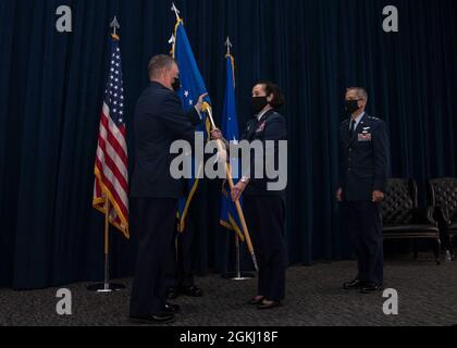 US Air Force Brig. Le général Jeannine Ryder, 59e commandant de l'escadre médicale, prend le commandement du 59ème MDW par une cérémonie de remise du guide de l'unité du Lgén Marshall B. Webb, commandant du Commandement de l'éducation et de l'entraînement aériens de l'armée de l'air des États-Unis, lors d'une cérémonie de changement de commandement à l'Académie interaméricaine des forces aériennes, Base commune de San Antonio-Lackland, Texas, 29 avril 2021. Ryder est le premier commandant de la 59e MDW à détenir trois titres, dont le directeur du système de santé militaire de San Antonio et le chef de l'Armée de l'Air. Banque D'Images