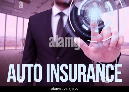Signature manuscrite assurance auto. Photo conceptuelle atténuer les coûts associés à l'entrée dans un accident de voiture Homme dans le bureau uniforme debout Banque D'Images