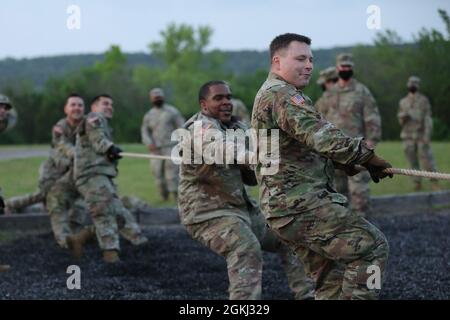 Les soldats du 303e Bataillon du renseignement militaire participent à la lutte contre la guerre pendant la coupe des commandants, fort Hood (Texas), le 28 avril 2021. La Commanders Cup est une compétition annuelle au cours de laquelle le gagnant reçoit un longhorn et un streamer pour la société gagnante. Banque D'Images