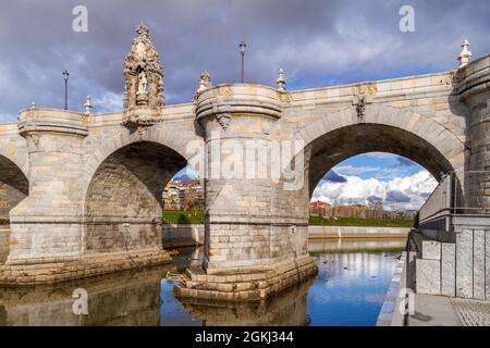 Puente de Toledo au-dessus de la rivière Manzanares dans le parc de la rivière Madrid une journée de ciel nuageux Banque D'Images