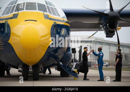 CORPUS CHRISTI (Texas), le 29 avril 2021, le lieutenant Julius Bratton, l'escadron de démonstration de vol de la Marine, les Blue Angels, le narrateur salue le sergent d'état-major de la Marine. Tyler Hanson, alors qu'il se démisce de l'avion de soutien logistique C-130J de l'équipe, affectueusement connu sous le nom de « Fat Albert » à la base aérienne navale de Corpus Christi le 29 avril. La aura lieu pendant le spectacle aérien Wings Over South Texas du 1er au 2 mai. La saison des spectacles 2021 est la première année de vol des Blue Angels sur la plate-forme F/A-18 Super Hornet ainsi que le 75e anniversaire de l'équipe. Banque D'Images