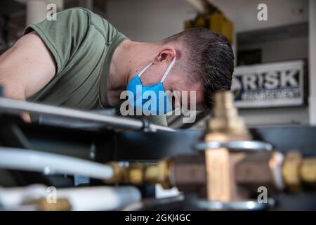 L'ancien Airman Josef Wentz, du 22e Escadron de maintenance, qui effectue un déplacement d'équipement aérospatial au sol, inspecte une trémie à azote autogénératrice le 29 avril 2021 à la base aérienne McConnell, Kansas. AGE compte un total de 70 aviateurs qui sont responsables de fournir tous les équipements hydrauliques, pneumatiques et de soutien de l'énergie de l'avion de service sur la ligne aérienne. Banque D'Images