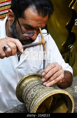 Damas, Syrie. 14 septembre 2021. Un artisan fait un pot en laiton incrusté d'argent à son atelier de Damas, en Syrie, le 14 septembre 2021. Crédit: Ammar Safarjalani/Xinhua/Alamy Live News Banque D'Images