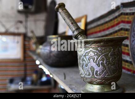 Damas. 14 septembre 2021. Photo prise le 14 septembre 2021 montre des objets en laiton incrustés d'argent à l'atelier d'un artisan à Damas, en Syrie. Crédit: Ammar Safarjalani/Xinhua/Alamy Live News Banque D'Images