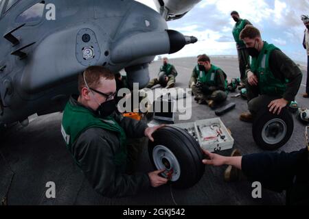 210430-M-TU241-1012 OCÉAN ATLANTIQUE (le 30 avril 2021) les Marines de la 24e unité expéditionnaire maritime (MEU) effectuent l'entretien de routine d'un MV-22B Osprey à bord du navire d'assaut amphibie de classe Wasp USS Iwo Jima (LHD 7), le 30 avril 2021. Le 24e MEU, embarqué avec le Iwo Jima Amphiobie Ready Group, est déployé dans la zone d'opérations de la Sixième flotte des États-Unis pour soutenir les intérêts de sécurité nationale des États-Unis en Europe et en Afrique. Banque D'Images