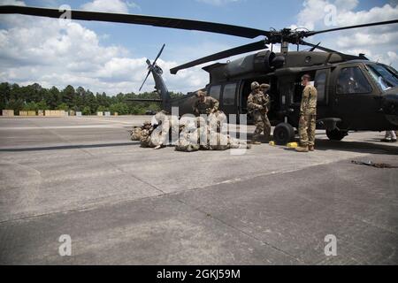 Les parachutistes de l'armée américaine affectés à l'équipe de combat de la 3e Brigade, 82e Division aéroportée, effectuent un entraînement à charge froide avec les équipages de conduite de la 82e Brigade de l'aviation de combat à fort Bragg, N.C., le 28 avril 2021. La formation leur a appris à charger en toute sécurité un UH-60 Blackhawk avec leur équipement, à décharger rapidement et à assurer la sécurité. La formation est en préparation pour leur participation à l'exercice Swift Response 21, un exercice aérien multinational impliquant 7,000 parachutistes de 10 nations, qui commence la série d'exercices DefenderEurope. Banque D'Images