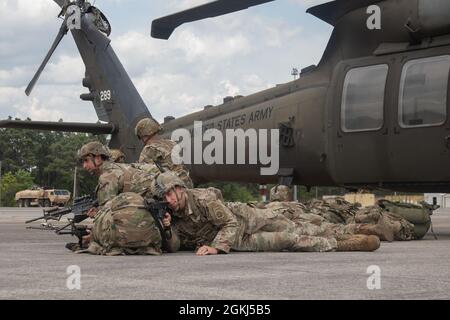 Les parachutistes de l'armée américaine affectés à l'équipe de combat de la 3e Brigade, 82e Division aéroportée, effectuent un entraînement à charge froide avec les équipages de conduite de la 82e Brigade de l'aviation de combat à fort Bragg, N.C., le 28 avril 2021. La formation leur a appris à charger en toute sécurité un UH-60 Blackhawk avec leur équipement, à décharger rapidement et à assurer la sécurité. La formation est en préparation pour leur participation à l'exercice Swift Response 21, un exercice aérien multinational impliquant 7,000 parachutistes de 10 nations, qui commence la série d'exercices DefenderEurope. Banque D'Images