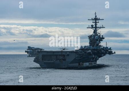 OCÉAN PACIFIQUE (29 avril 2021) un F/A-18 Super Hornet, affecté à l'escadre aérienne Carrier (CVW) 11, atterrit sur le pont de vol du porte-avions USS Theodore Roosevelt (CVN 71) le 29 avril 2021. Le Theodore Roosevelt Carrier Strike Group est en cours de déploiement prévu et effectue des opérations de routine dans la 3e flotte américaine. Banque D'Images