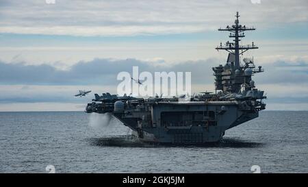 OCÉAN PACIFIQUE (29 avril 2021) deux F/A-18 Super Hornets, affectés à l'escadre aérienne Carrier (CVW) 11, sont lancés à partir du pont de vol du porte-avions USS Theodore Roosevelt (CVN 71) le 29 avril 2021. Le Theodore Roosevelt Carrier Strike Group est en cours de déploiement prévu et effectue des opérations de routine dans la 3e flotte américaine. Banque D'Images