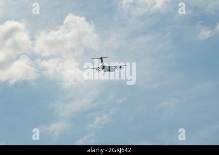 Un A400M Atlas allemand monte de la base aérienne de Ramstein, en Allemagne, le 29 avril 2021. L'avion a volé en formation le long de cinq avions C130J Super Hercules affectés au 37e Escadron de transport aérien afin d'accroître l'interopérabilité avec les partenaires de l'OTAN. Banque D'Images