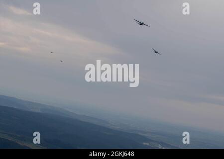 Quatre avions volent en formation au-dessus de l'Allemagne, le 29 avril 2021. Cinq avions C130J Super Hercules affectés au 37e Escadron de transport aérien et un A400M Atlas allemand ont décollé de la base aérienne de Ramstein et ont volé pendant plusieurs heures pour accroître l'interopérabilité entre les partenaires de l'OTAN. Banque D'Images