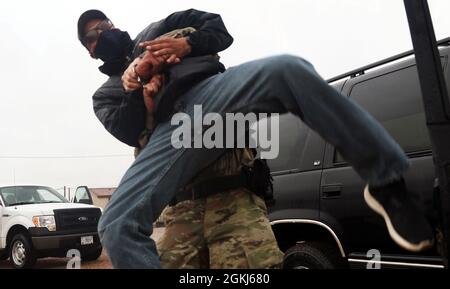 Un soldat affecté à la 1776e compagnie de police militaire, Garde nationale du Michigan, saisit un suspect hostile simulé au cours d'une formation d'application de la loi à McGregor Range, N.M., le 29 avril 2021. Observateur, entraîneur et entraîneurs affectés à la 5e Brigade blindée, première division de l'Armée de terre Ouest, Des soldats ont coaché avec le 1776e député sur la façon de gérer une situation suspecte hostile alors que le 5e AR BDE continue de collaborer avec les unités de la Garde nationale et de la Réserve dans toutes les branches militaires et des préparer à se déployer dans le sens de Harm et à retourner à leur famille par la suite. Banque D'Images