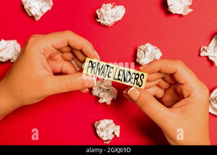 Affiche textuelle montrant les prêteurs privés. Idée d'entreprise personne ou organisation qui prête de l'argent à montrer dessin Creative Designs prenant des notes importantes Banque D'Images