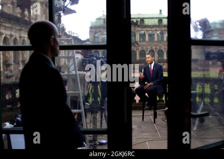 Le président Barack Obama est interviewé par Tom Brokaw au palais Zwinger à Dresde, en Allemagne, le 5 juin 2009. (Photo officielle de la Maison Blanche par Pete Souza) cette photo officielle de la Maison Blanche est mise à la disposition des organismes de presse pour publication et/ou pour impression personnelle par le(s) sujet(s) de la photo. La photographie ne peut être manipulée d'aucune manière ou utilisée dans des documents, des publicités, des produits ou des promotions qui, de quelque manière que ce soit, suggèrent l'approbation ou l'approbation du Président, de la première famille ou de la Maison Blanche. Banque D'Images