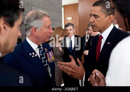 Le président Barack Obama s'entretient avec le prince Charles à la suite du discours du président au service commémoratif du cimetière américain de Normandie à Colleville-sur-Mer, en France, à l'occasion du 65e anniversaire du débarquement, le 6 juin 2009. (Photo officielle de la Maison Blanche par Pete Souza) cette photo officielle de la Maison Blanche est mise à la disposition des organismes de presse pour publication et/ou pour impression personnelle par le(s) sujet(s) de la photo. La photographie ne peut être manipulée d'aucune manière ou utilisée dans des matériaux, des publicités, des produits ou des promotions qui, de quelque manière que ce soit, suggèrent une approbation ou un endossement Banque D'Images