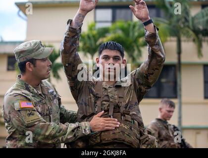 Les soldats affectés à la 25e division d'infanterie et à l'armée américaine Hawaii ont terminé une marche de 12 km dans le cadre des certifications 2021 Expert Infantryman badge et Expert Soldier badge sur la caserne Schofield, Hawaii, le 30 avril 2021. Au début de la semaine avec 1,043 candidats au total, 142 fantassins ont gagné la BEI, 64 vrais bleus, et 69 soldats ont gagné l'ESB, 31 à la pointe parfaite. Banque D'Images